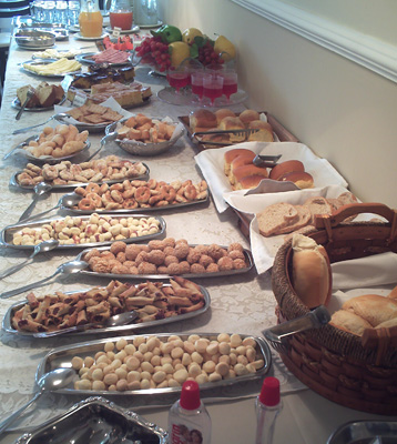 Mesa de café da manhã servida